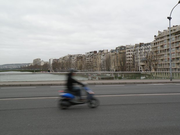  scooter sur un pont
